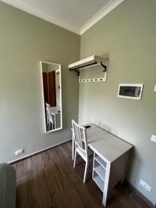 une salle à manger avec une table, des chaises et un miroir dans l'établissement Villa Wuthering Heights, à Grottaferrata