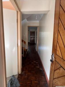 un couloir d'une maison avec une porte et une longueur de couloir dans l'établissement Hillvines Cottage, à Nairobi
