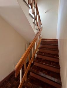 un escalier avec des marches en bois dans un bâtiment dans l'établissement Hillvines Cottage, à Nairobi
