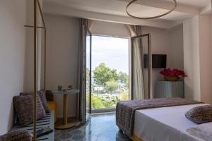 une chambre avec un lit et une grande fenêtre dans l'établissement B&B Il Castello, à Lipari