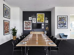 una sala de conferencias con una mesa grande y sillas en Art Series - The Larwill Studio, en Melbourne