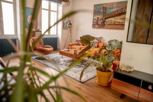 ein Wohnzimmer mit einer Couch und einem Sessel in der Unterkunft La Boissière - Chambre d'hôtes premium in Sainte-Bazeille