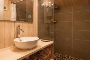 een badkamer met een wastafel en een douche bij Belle Villa Familiale entre Agapanthes et Bambous in Lège-Cap-Ferret