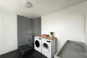 - une buanderie avec un lave-linge et un sèche-linge dans l'établissement Superbe Duplex de 2 Chambres au cœur de Gouvieux, à Gouvieux