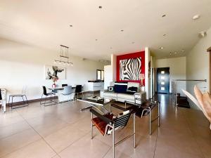 un salon avec un canapé, une table et des chaises dans l'établissement Casamea - Villa Familiale, Piscine chauffée, Clim, à Ajaccio