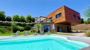 une maison avec une piscine devant une maison dans l'établissement Casamea - Villa Familiale, Piscine chauffée, Clim, à Ajaccio