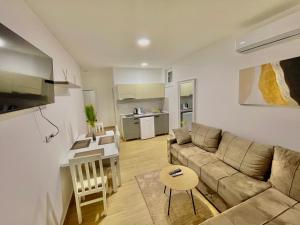 ヴルドニークにあるGreen panorama Vrdnikのソファとテーブルのあるリビングルーム