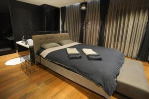 Ένα ή περισσότερα κρεβάτια σε δωμάτιο στο Blackwood Apartment