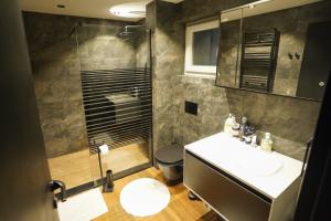 Ένα μπάνιο στο Blackwood Apartment +17 φωτογραφίες