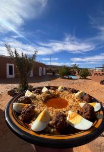 een bord eten op een tafel in de woestijn bij Terregite Taghit in Taghit
