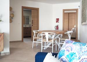 a kitchen and dining room with a table and chairs at Ría Vale 2 in Santa Marta de Magasca +5 photos