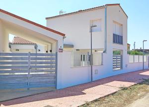 a white house with a blue gate and a fence at Ría Vale 2 in Santa Marta de Magasca
