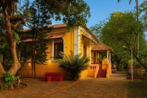 NerulにあるCasa Do Leão A 150 year Old Portuguese Homeの黄色の家