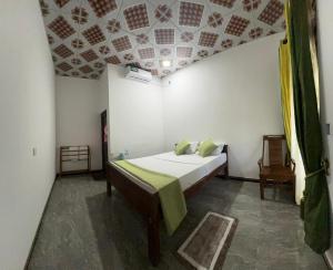 ein Schlafzimmer mit einem Bett in einem Zimmer in der Unterkunft Wannihami Home Stay in Sigiriya