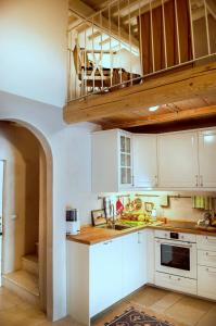 Kuchyň nebo kuchyňský kout v ubytování Sustainable Farmhouse In The Tuscan Countryside