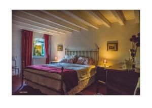 Postel nebo postele na pokoji v ubytování Sustainable Farmhouse In The Tuscan Countryside