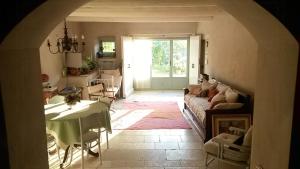 Posezení v ubytování Sustainable Farmhouse In The Tuscan Countryside + 14 fotografií