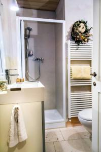 Koupelna v ubytování Sustainable Farmhouse In The Tuscan Countryside