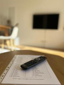 eine Fernbedienung, die auf einem Stück Papier sitzt in der Unterkunft Apartment Fidelia in Sankt Anton im Montafon