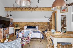 een woonkamer met een bed en een tafel bij Porth Chapel in Newlyn