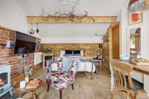 een slaapkamer met een bed in een kamer met een open haard bij Porth Chapel in Newlyn +14 foto's