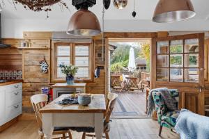 een keuken met houten wanden en een tafel en stoelen bij Porth Chapel in Newlyn