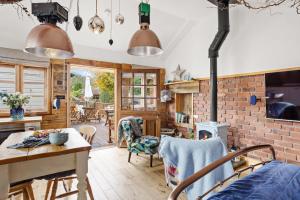 een keuken en een woonkamer met een bakstenen muur bij Porth Chapel in Newlyn