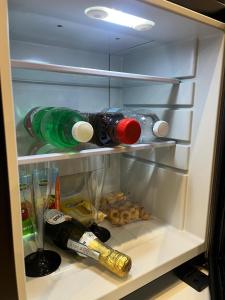 un frigorifero con due bottiglie di vino e cibo di affittacamerecoppola ad Angri