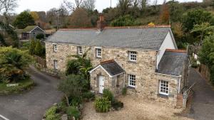 een luchtzicht op een stenen huis bij Beryas Cottage in Newlyn