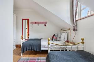 een slaapkamer met een bed en een tafel bij Beryas Cottage in Newlyn