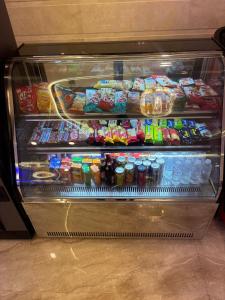 un réfrigérateur rempli de nombreux types de nourriture différents dans l'établissement فندق قصر ماريوت 1, à Al ‘Azīzīyah