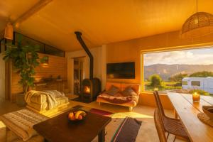 Et tv og/eller underholdning på Finca en Betis 2 casas independientes con piscinas privadas