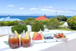 ein Tablett mit Obst und Getränken auf dem Tisch in der Unterkunft Beach Haven - steps from penguins w pool & views in Murdoch Valley