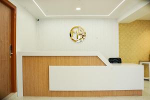 Ο χώρος του λόμπι ή της ρεσεψιόν στο Manchester Suites