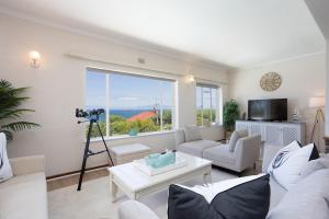 ein Wohnzimmer mit Blick auf das Meer in der Unterkunft Beach Haven - steps from penguins w pool & views in Murdoch Valley