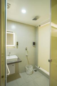 Ένα μπάνιο στο Manchester Suites +3 φωτογραφίες