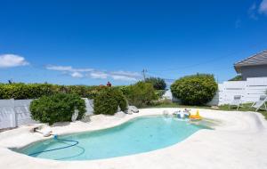 ein kleines Schwimmbecken mit einer Schwimmnudel im Garten in der Unterkunft Beach Haven - steps from penguins w pool & views in Murdoch Valley