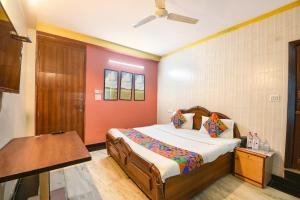 Postel nebo postele na pokoji v ubytování FabHotel Elegant Stay