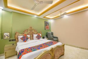 Postel nebo postele na pokoji v ubytování FabHotel Elegant Stay