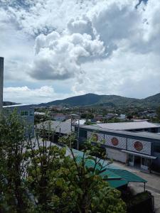 Nespecifikovaný výhled na hory nebo výhled na hory při pohledu z hostelu