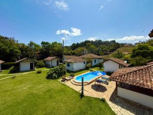 an aerial view of a yard with a swimming pool at Pousada chalés São Geraldo in Lima Duarte
