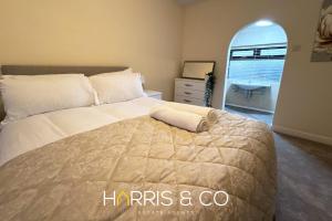 una camera da letto con un letto grande e una finestra di Sandringham & Spa Villa a Thornton Altre 18 foto