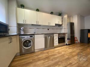 eine Küche mit Waschmaschine, Geschirrspüler und Schränken. in der Unterkunft EL DESCANSO DE PINARES - VuT en Huerta de Rey in Huerta del Rey + 18 Fotos