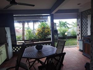 - une table et des chaises sur une terrasse couverte dans l'établissement Appartement convivial à Sainte-Luce de 60 m² avec jardin, à Trois-Rivières