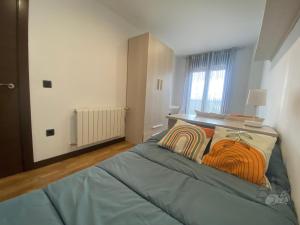 ein Schlafzimmer mit großem Bett und Fenster in der Unterkunft EL DESCANSO DE PINARES - VuT en Huerta de Rey in Huerta del Rey