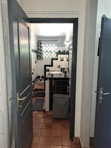 - un couloir avec une salle de bains pourvue d'un lavabo et d'un miroir dans l'établissement Appartement convivial à Sainte-Luce de 60 m² avec jardin, à Trois-Rivières 11 autres photos