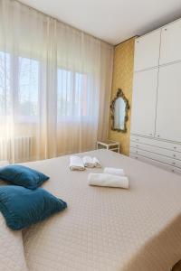 Postel nebo postele na pokoji v ubytování WELCOME RIVIERA Nautilus 11- vista mare-posto macchina individuale-ONLY ONE CAR-piscina condominiale estiva-attrezzatissimo