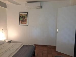 une chambre avec un lit et un tableau au mur dans l'établissement Appartement convivial à Sainte-Luce de 60 m² avec jardin, à Trois-Rivières