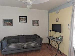 un salon avec un canapé et une table dans l'établissement Appartement convivial à Sainte-Luce de 60 m² avec jardin, à Trois-Rivières