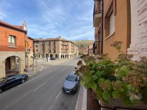 ein Auto, das in einer Stadt auf der Straße geparkt ist in der Unterkunft EL DESCANSO DE PINARES - VuT en Huerta de Rey in Huerta del Rey